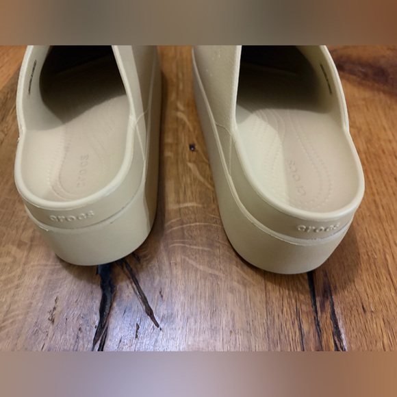 Crocs Beige Slip-On Platform Clogs, Some Wear, Size 10 - Picture 4 of 10